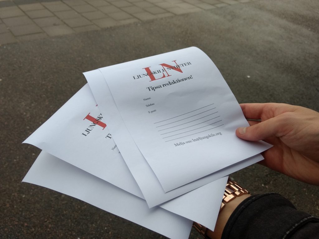 En hand som håller i tipsarformulär för Ljungskile Nyheter
