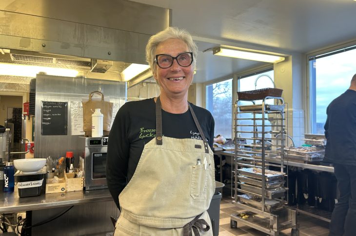 Carita Wennergren står i köket på Ljungskile Folkhögskola