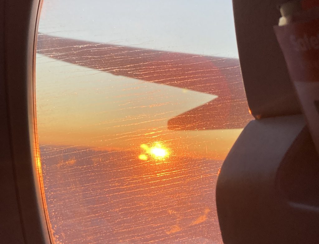 Solen syns från flygplansfönstret.