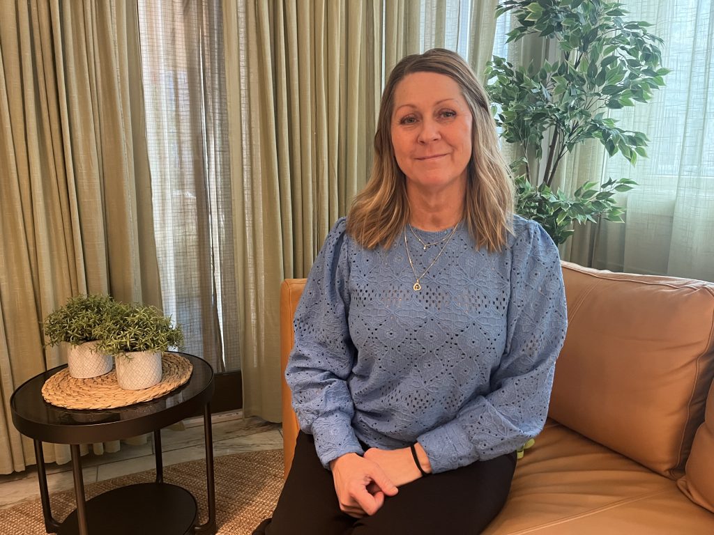 Jenny Engelin i blå blus sitter i en soffa i Uddevallas stadshus.