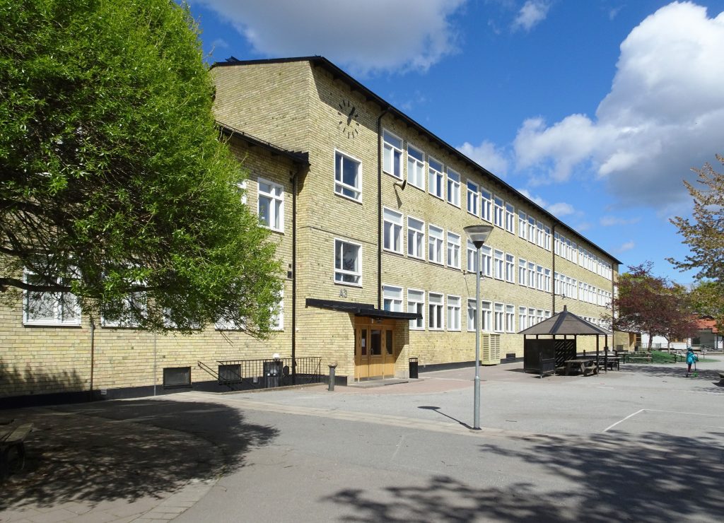 Skarpnäcks skola i maj.