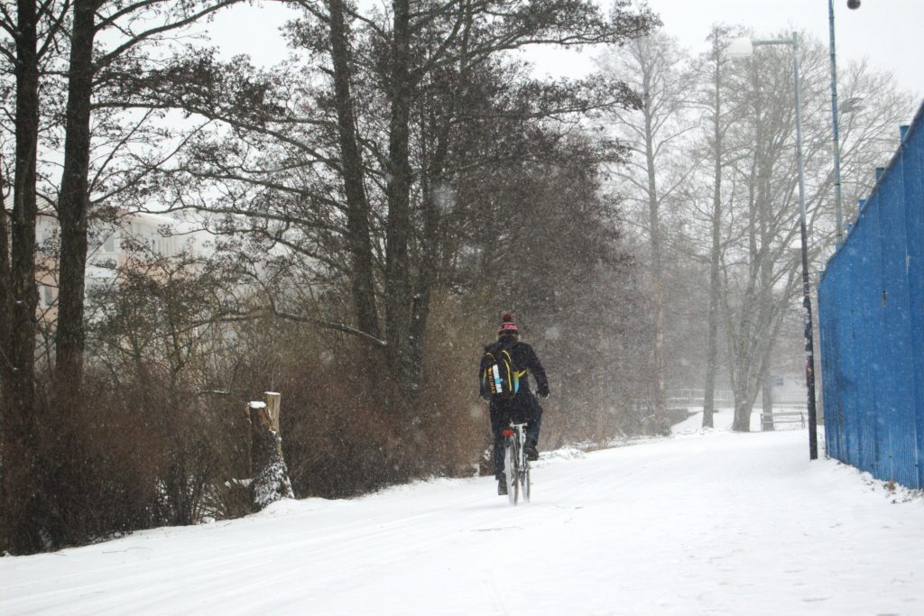 person cyklar i snön cykel vinter oväder