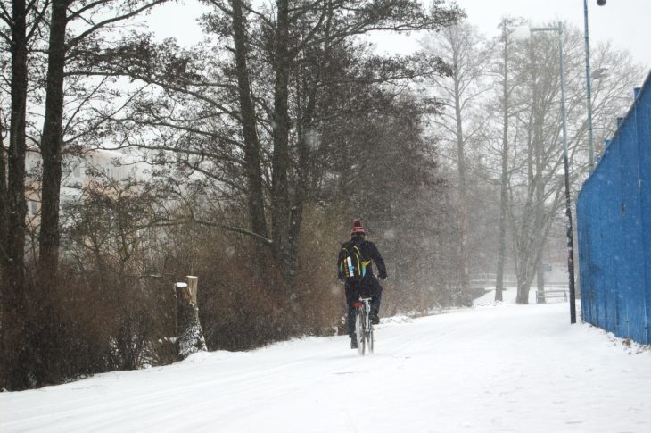 person cyklar i snön cykel vinter oväder