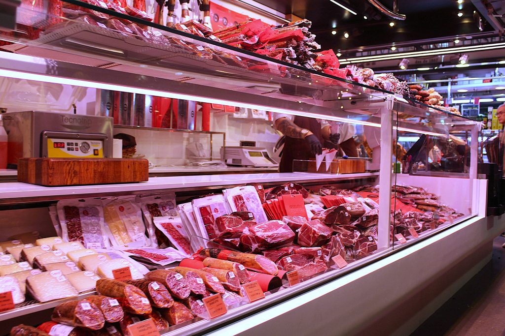 Köttdisk i en butik.